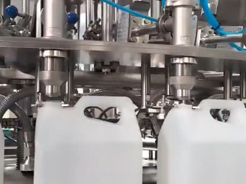 Bottled liquid filling machine: the core equipment of modern production line