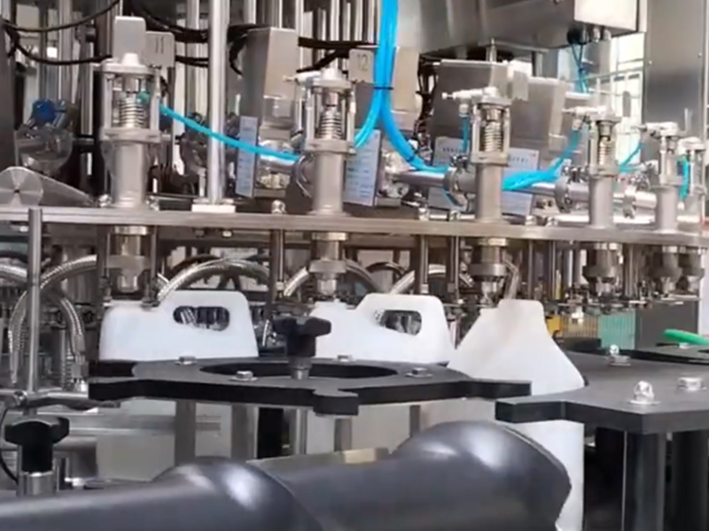 Abfüllmaschine für Flüssigkeiten in Flaschen: die Kernausrüstung einer modernen Produktionslinie