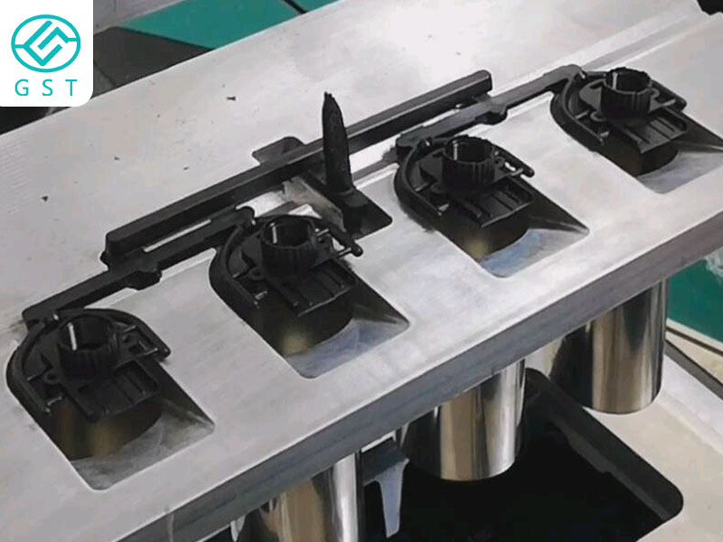 Máquina automática de corte de entalhe de água para peças moldadas por injeção | Solução automática para remoção de entalhe de água em produtos plásticos