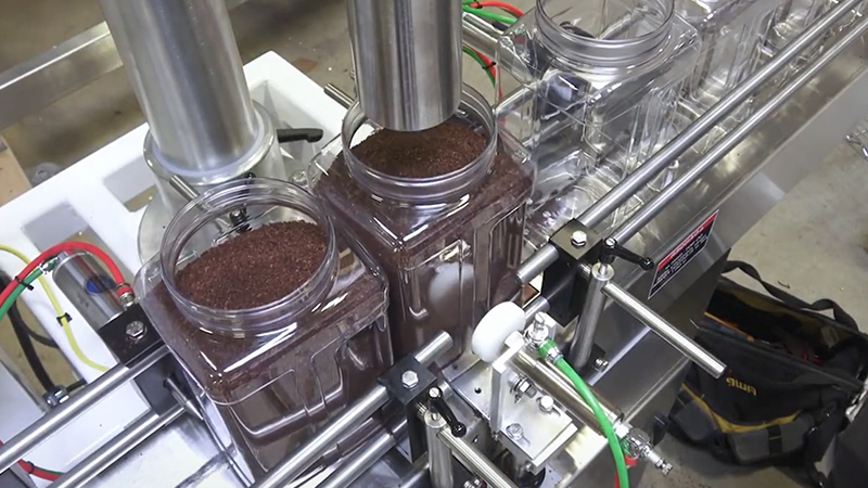 Automatic powder weighing and packaging machine that improves packaging efficiency and reduces human error