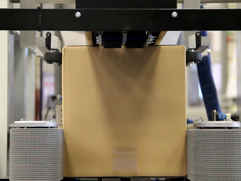 The automatic flap-folding carton sealer is a key piece of equipment for the automation upgrade of modern packaging. The automatic flap-folding carton sealer is a key piece of equipment for the automation upgrade of modern packaging.