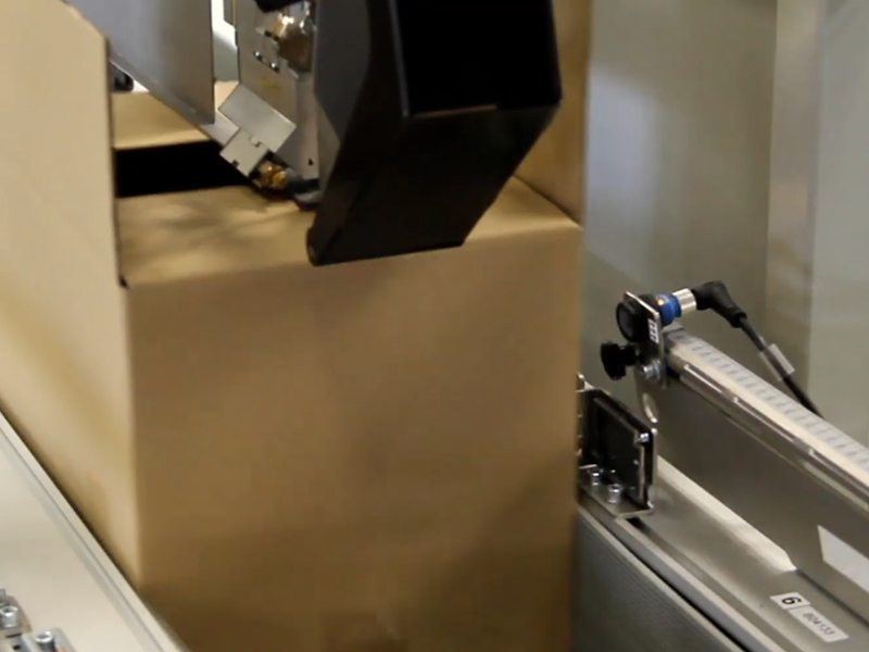 The automatic flap-folding carton sealer is a key piece of equipment for the automation upgrade of modern packaging. The automatic flap-folding carton sealer is a key piece of equipment for the automation upgrade of modern packaging.